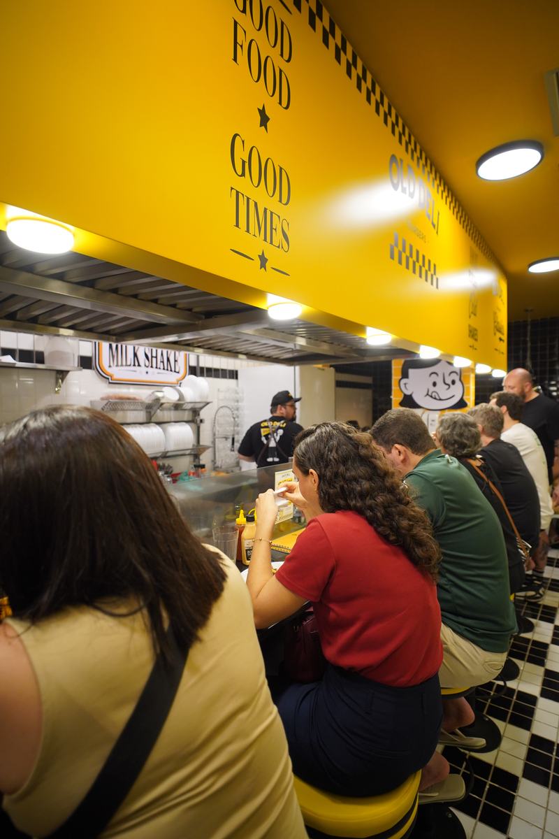 Clientes no balcão — Good Food, Good Times