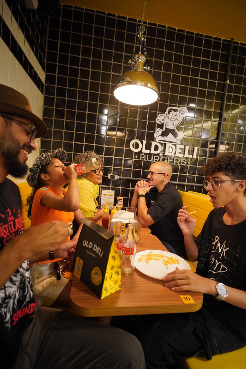 Família no booth da Old Deli